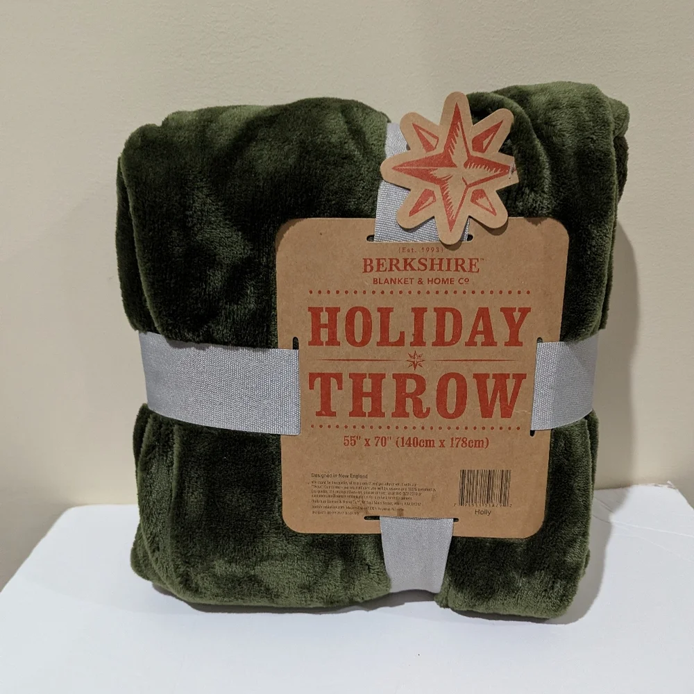 NEW Berkshire Olive Holiday Throw Blanket. 55